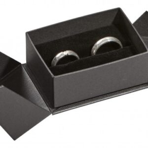 Kartonage für Trauringe mit Struktur-Papier überzogen.