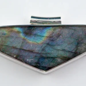 935er Silberanhänger mit 32,90 ct Labradorit aus Labrador