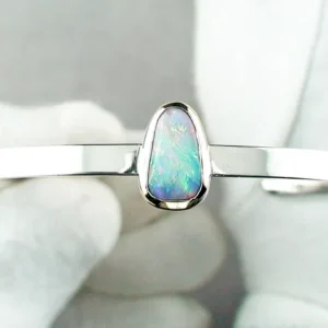 Eleganter Armreif aus massivem Silber mit White Opal 1,34 ct