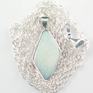 White Opal 2,12 ct. Opal-Anhänger aus 935er Silber mit Silberkette