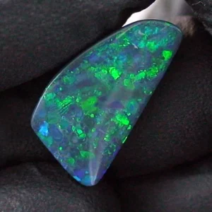 4,80 ct. Black Opal aus Lightning Ridge – Faszinierendes Farbspiel in Grün und Blau