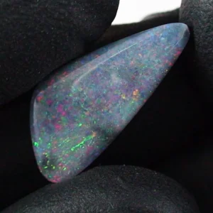 4,14 ct. Semi Black Opal aus Lightning Ridge – Natürliche Farbvielfalt in Multicolor