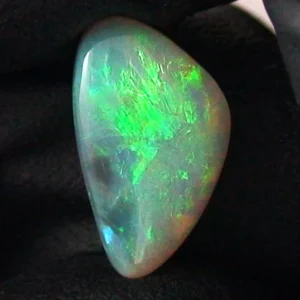 3,36 ct. Semi Black Opal aus Lightning Ridge – Natürliche Farbvielfalt