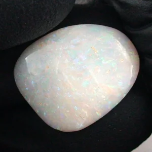 3,88 ct White Opal opalisierte Muschel aus Coober Pedy Australien