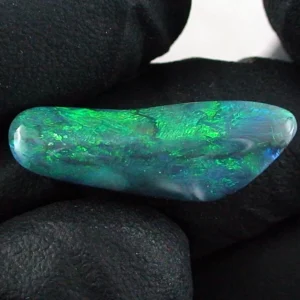5,63 ct. Black Opal aus Lightning Ridge – Faszinierendes Farbspiel Multicolor