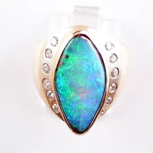 Exklusiver Goldring mit Boulder Opal und Diamanten in 18k / 750er Gold