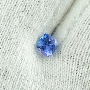 0,37 ct Tansanit Kissenschliff VVSI Blau Violett