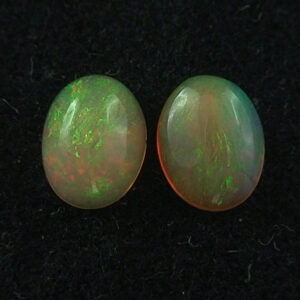 Multicolor Welo Opal Pärchen 1,12 u. 1,04 ct für Ohrringe