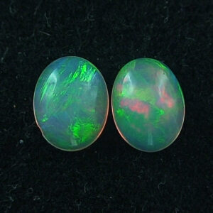 Grüne Welo Opal Pärchen 0,89 u. 1,02 ct für Ohrringe
