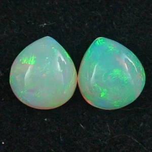 Welo Opal Pärchen 2,17 u. 2,01 ct Multicolor Milchopale Opale