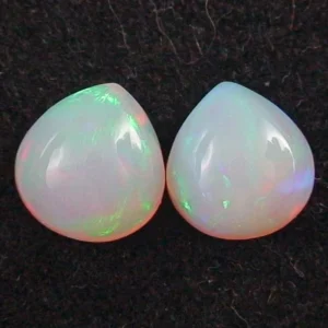 Welo Opal Pärchen 2,67 u. 2,44 ct Multicolor Milchopale Opale