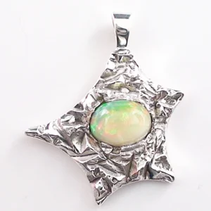 935 Silber Anhänger mit 1,34 ct. Welo Opal – Kunstvoller Designer-Anhänger mit Welo Opal aus Afrika
