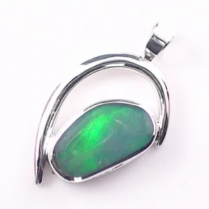 935 Silber Anhänger mit 2,50 ct. Welo Opal – Eleganter Designer-Anhänger mit Welo Opal aus Afrika