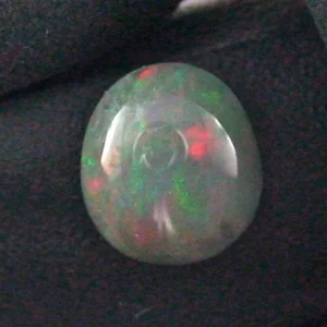 3,03 ct. Semi Black Opal aus Lightning Ridge – Natürliche Farbvielfalt