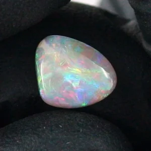 2,37 ct. Semi Black Opal aus Lightning Ridge – Natürliche Farbvielfalt