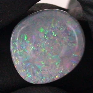 7,43 ct. Semi Black Opal aus Lightning Ridge – Natürliche Farbvielfalt