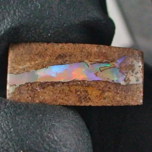 5,85 ct. Boulder Pipe Opal aus Australien – Faszinierendes Multicolor Farbspiel