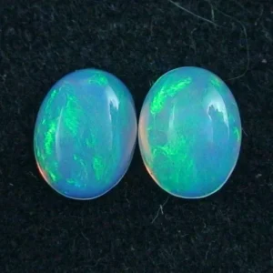 Welo Opal Pärchen 1,44 u. 1,23 ct Multicolor Milchopale Opale