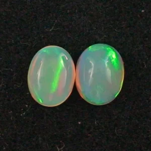 Welo Opal Pärchen 1,43 u. 1,62 ct Multicolor Milchopale Opale