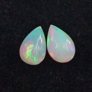 Welo Opal Pärchen 1,58 u. 1,84 ct Multicolor Milchopale Opale