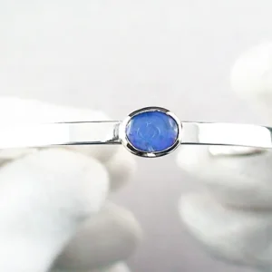 Eleganter Armreif aus massivem Silber mit Black Crystal Opal 0,97 ct
