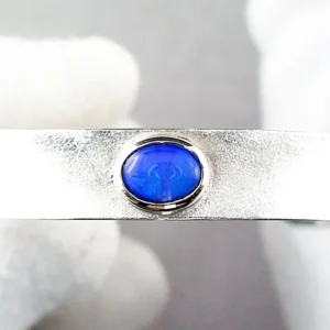 Armreif aus massivem Silber mit blauen Black Crystal Opal 1,20 ct in Goldfassung