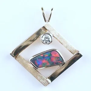 18k Gelbgold Anhänger mit 0,83 ct. multicolor Black Opal (überwiegend blau u. rot) mit Diamant