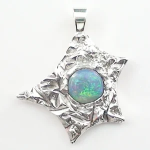 935 Silber Anhänger mit 0,97 ct. Black Crystal Opal – Kunstvoller Designer-Anhänger mit Black Crystal Opal aus Lightning Ridge