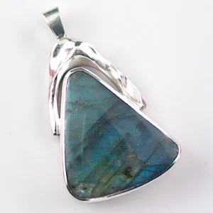935 Silber Anhänger mit 15,19 ct. Labradorit – Kunstvoller Edelsteinanhänger mit Labradorit aus Labrador