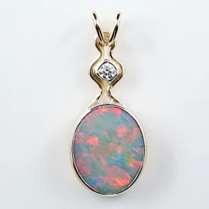 18k Gelbgold Anhänger mit 6,68 ct. Crystal Opal und Diamant