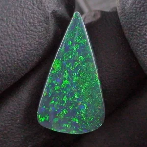 3,99 ct. Black Opal aus Lightning Ridge – Faszinierendes Farbspiel Multicolor