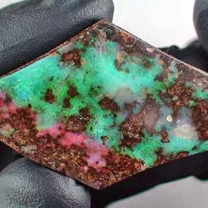 135,68 ct Boulder Opal Multicolor - gelocht / gebohrt für Lederband