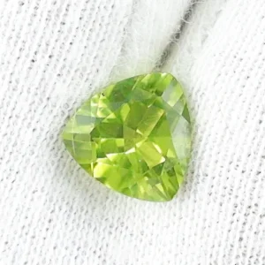 2,37 ct Peridot Chrysolith triangular cut Schmuckstein
