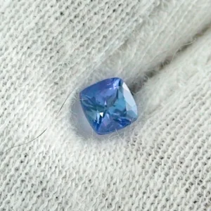 0,40 ct Tansanit Kissenschliff VVSI Blau Violett