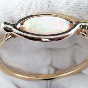 14k/585 Gelbgold Armreif mit White Opal aus Lightning Ridge - Schmuckstück mit Klappmechanismus