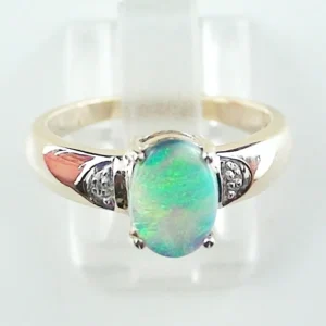 9k Gelbgold-Ring mit australischem White Opal und Diamanten – Klassisches Design mit 0,85 ct Lightning Ridge Opal