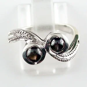 9k Weißgold-Ring mit schwarzen Sternsaphiren – Elegantes Bypass-Design mit 1,04 ct thailändischen Sternsaphiren