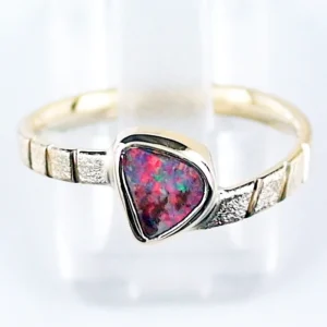18k Gelbgold Ring mit 0,62 ct Boulder Opal – Eleganter Designer-Ring mit GEM Class Boulder Opal