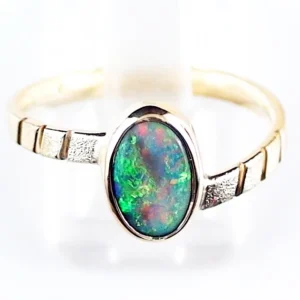 18k Gelbgold Ring mit 0,75 ct Semi Black Opal – Eleganter Designer-Ring mit GEM Class Semi Black Opal
