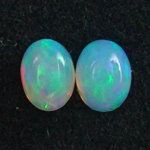 Welo Opal Pärchen 1,38 u. 1,31 ct Multicolor Milchopale Opale