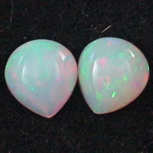 Welo Opal Pärchen 2,08 u. 1,99 ct Multicolor Milchopale Opale