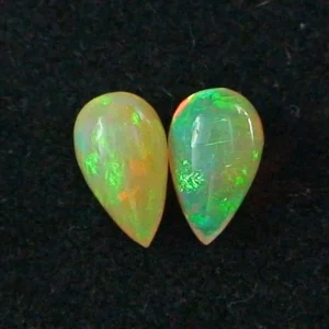 Welo Opal Pärchen 1,94 u. 1,90 ct Multicolor Milchopale Opale
