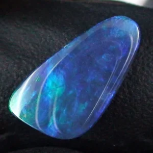 Black Opal 2,04 ct Vollopal Lightning Ridge