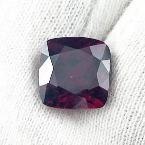 5,99 ct. Granat Rhodolith im Cushion Cut - Premium Edelstein aus Madagaskar kaufen