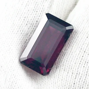 5,99 ct. Granat Rhodolith im Emerald Cut - Premium Edelstein aus Madagaskar kaufen