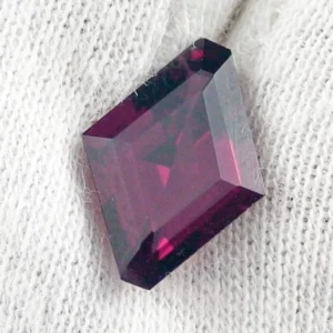 4,07 ct. Granat Rhodolith im Lozenge Cut - Premium Edelstein aus Madagaskar kaufen