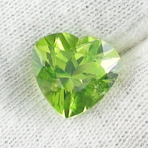 AAA Peridot in olivgrün 4,64 ct - Herz multifacettiert - 10,34 x 10,90 x 7,32 mm