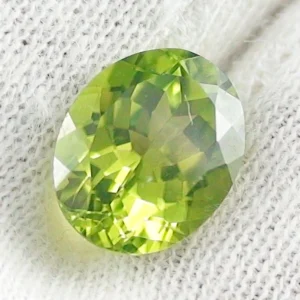 AAA Peridot in olivgrün 2,99 ct - Oval multifacettiert - 10,06 x 8,14 x 5,39 mm