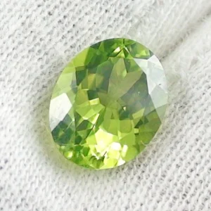 AAA Peridot in olivgrün 3,09 ct - Oval multifacettiert - 10,05 x 8,12 x 5,49 mm