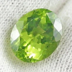 AAA Peridot in olivgrün 3,32 ct - Oval multifacettiert - 10,05 x 8,10 x 6,20 mm